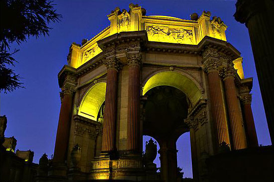 Rotunda des Palace of Fine Arts bei Nacht